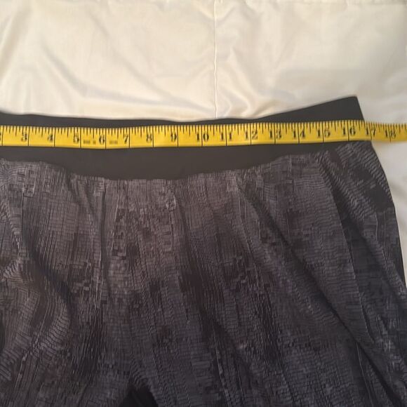 Lululemon T.H.E. Short 9" Linerless, Size XL - Picture 8 of 10